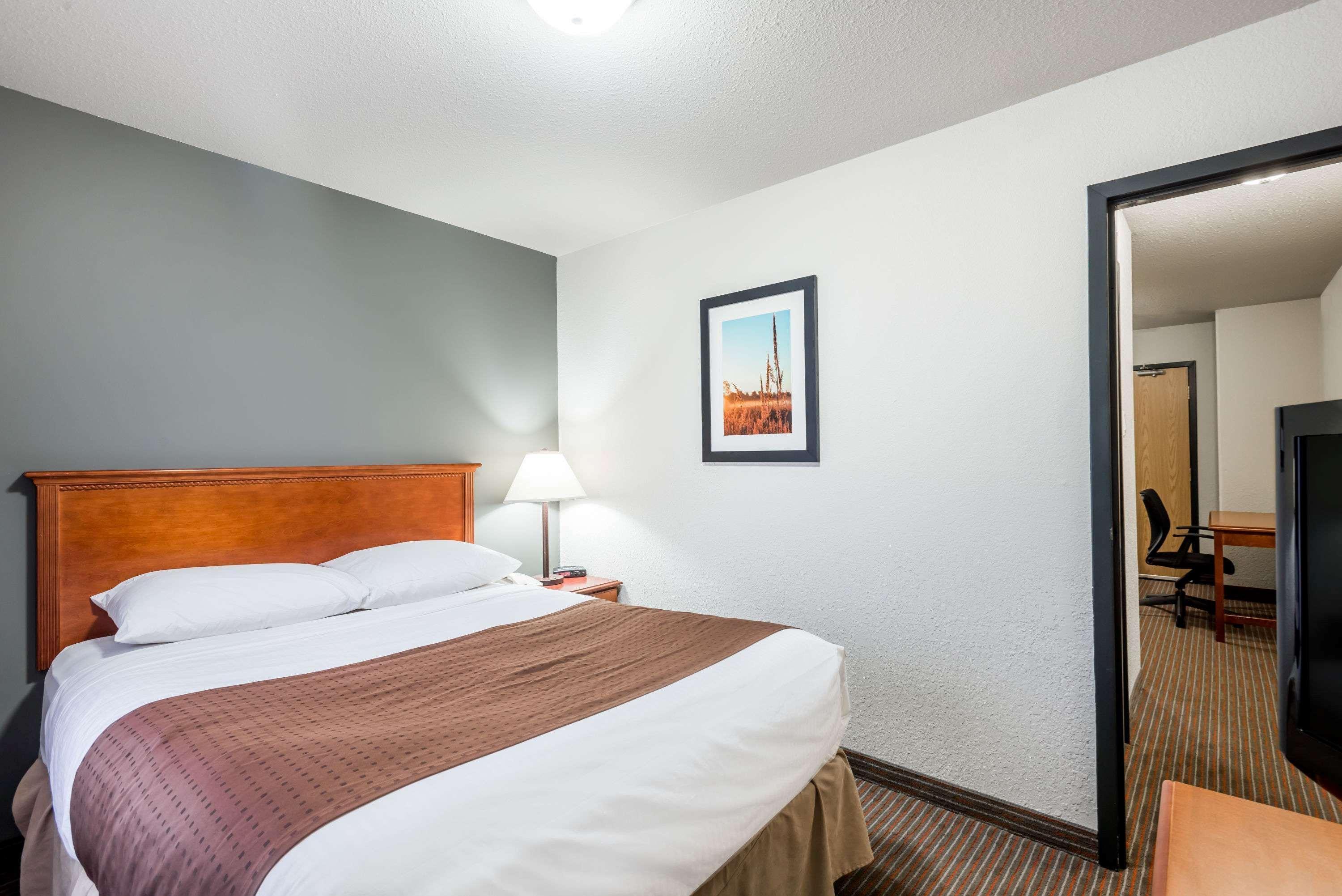 Hotel Super 8 By Wyndham Grande Prairie Esterno foto