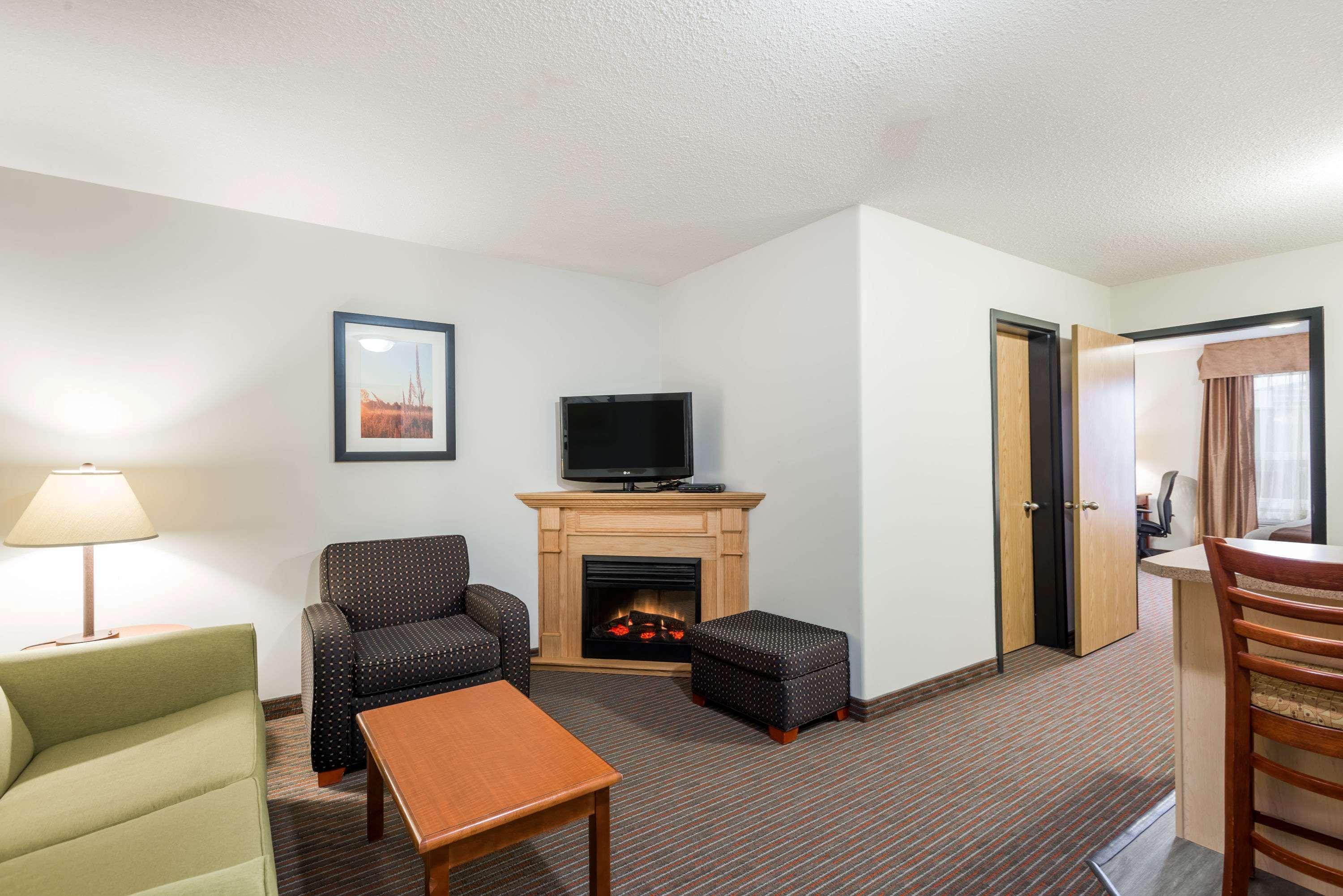 Hotel Super 8 By Wyndham Grande Prairie Esterno foto