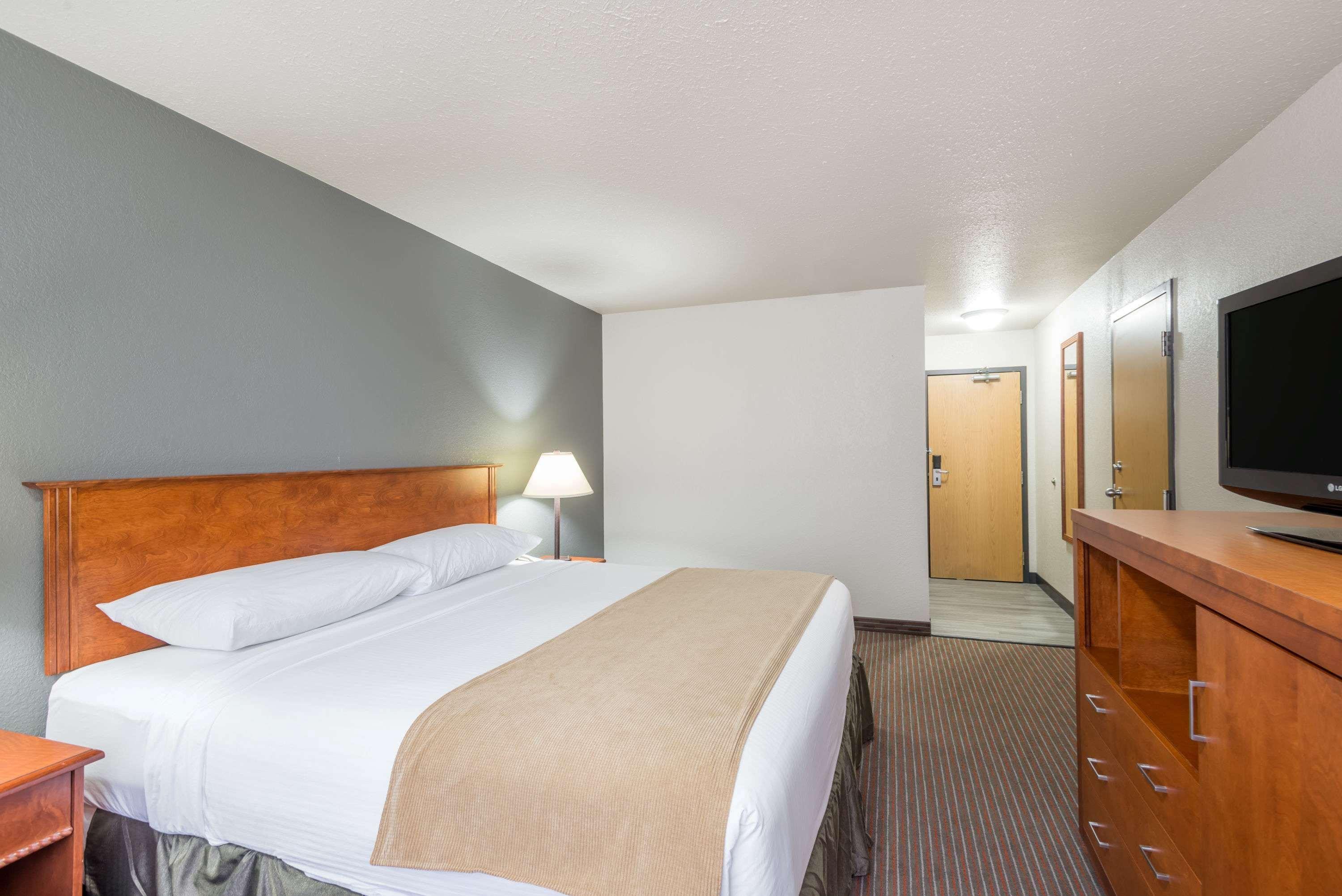 Hotel Super 8 By Wyndham Grande Prairie Esterno foto