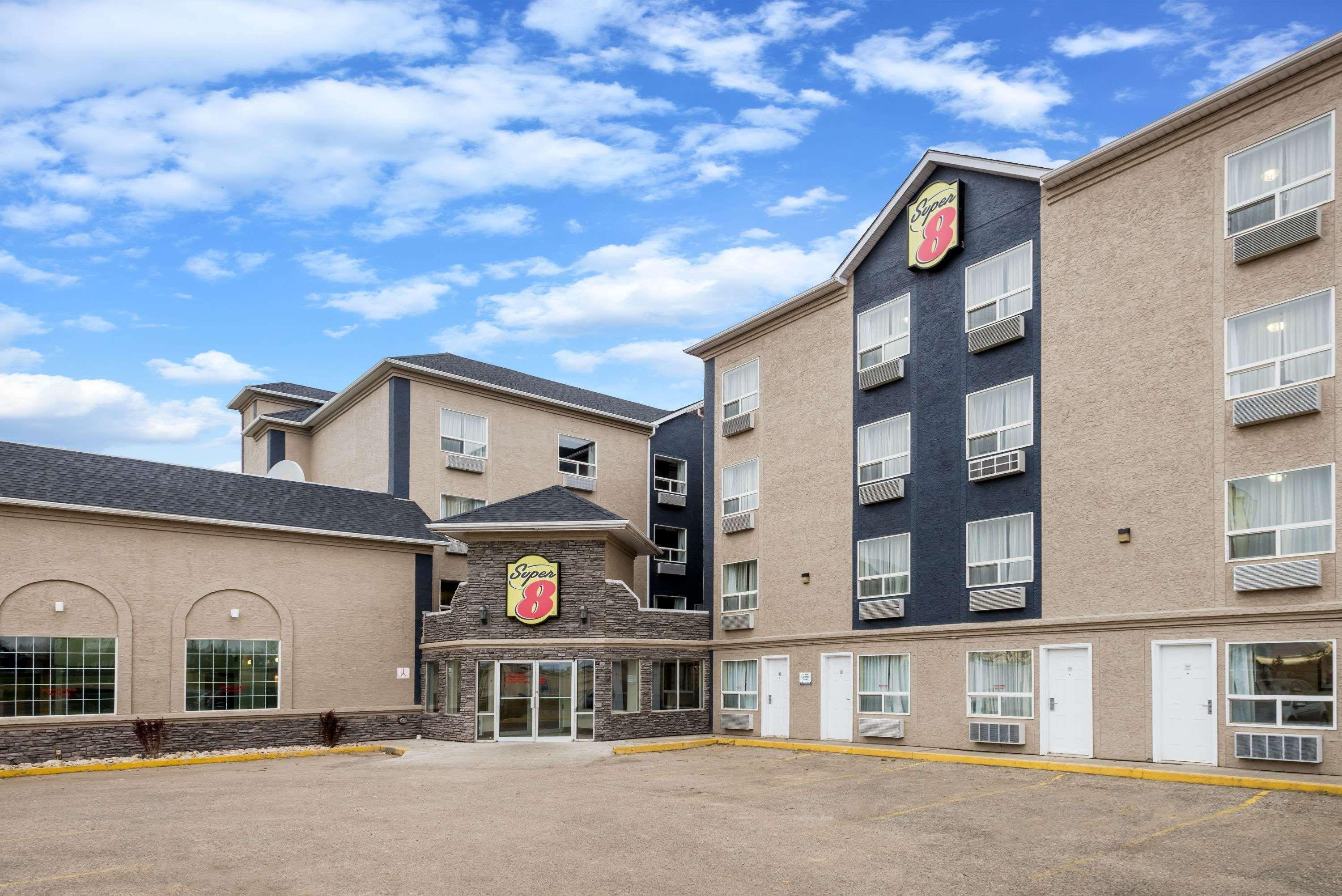 Hotel Super 8 By Wyndham Grande Prairie Esterno foto