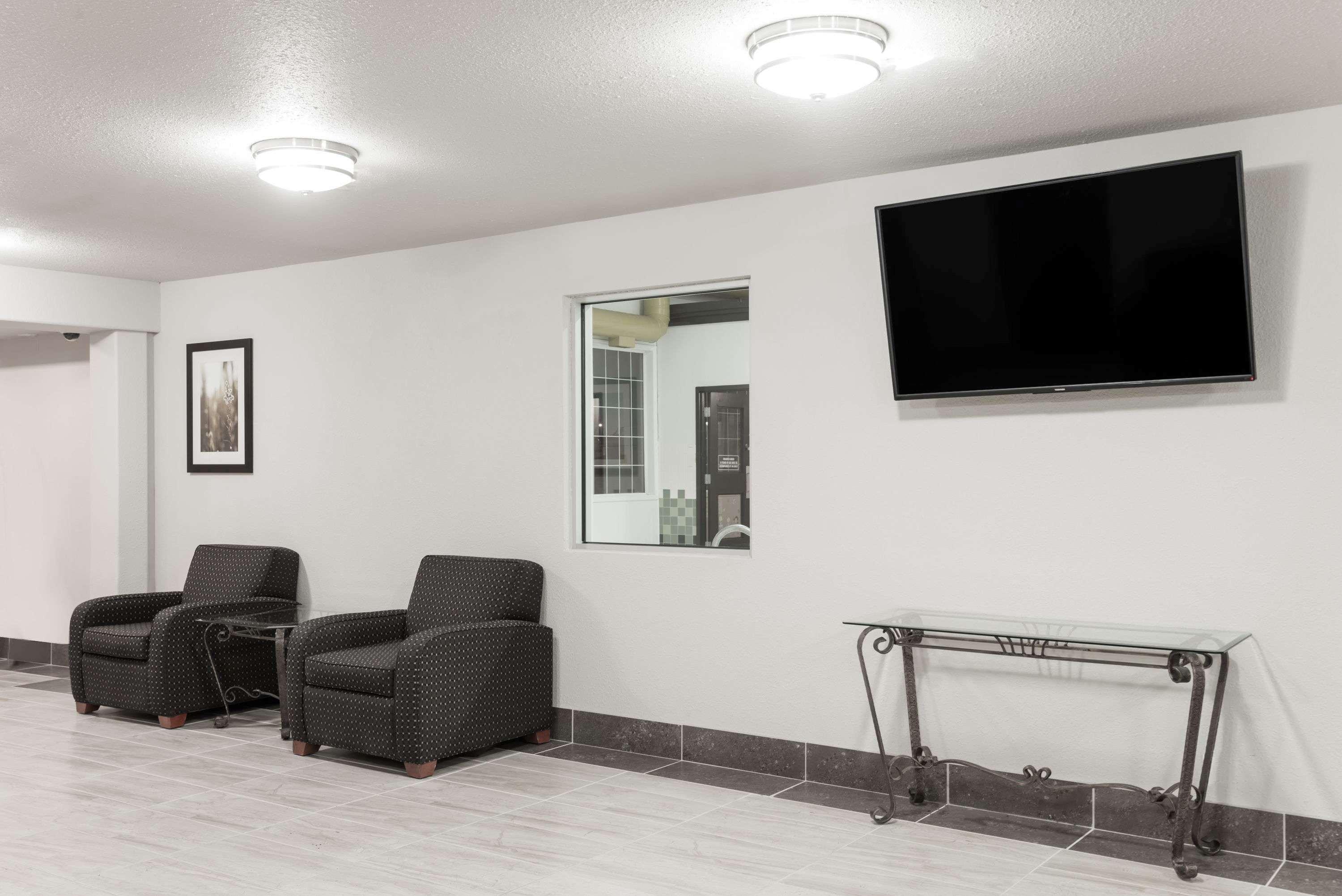 Hotel Super 8 By Wyndham Grande Prairie Esterno foto