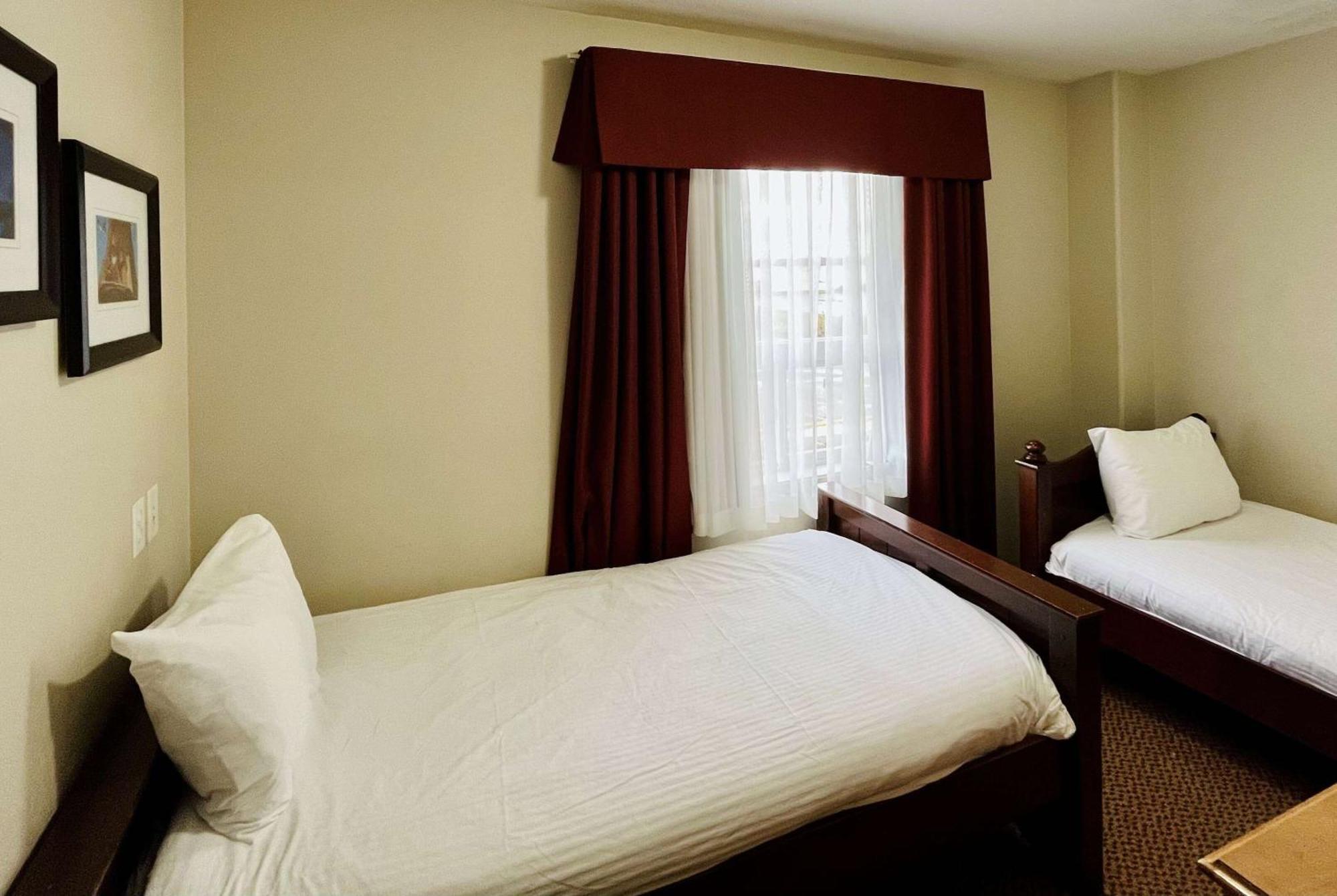 Hotel Super 8 By Wyndham Grande Prairie Esterno foto