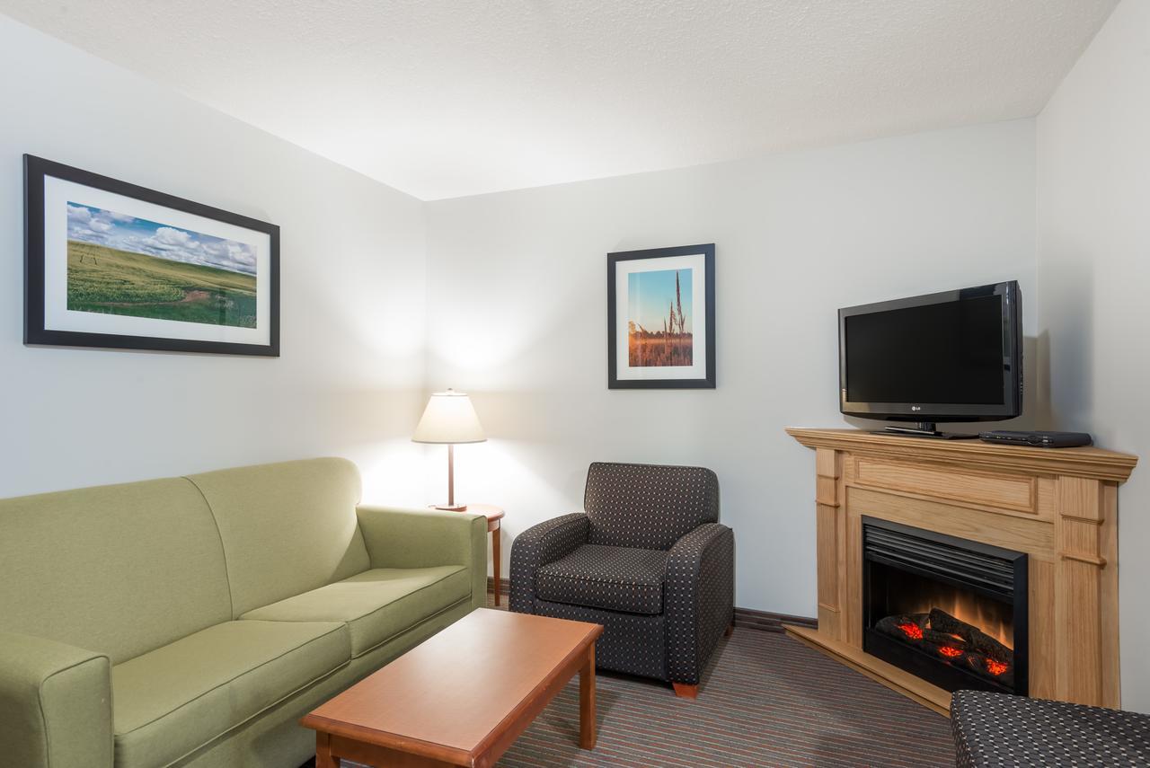Hotel Super 8 By Wyndham Grande Prairie Esterno foto