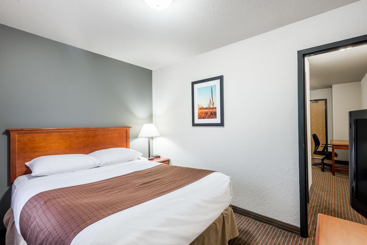 Hotel Super 8 By Wyndham Grande Prairie Esterno foto