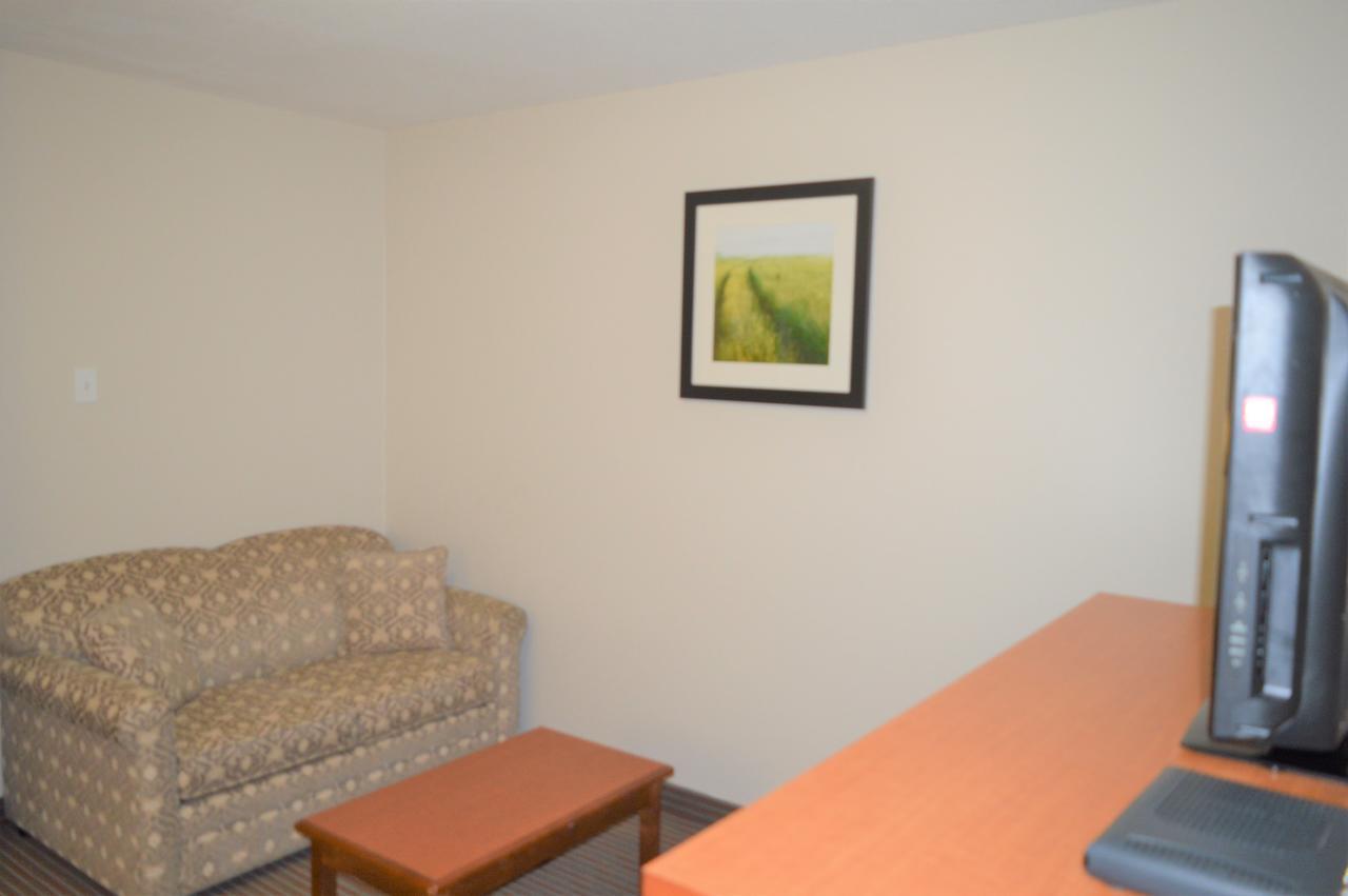 Hotel Super 8 By Wyndham Grande Prairie Esterno foto