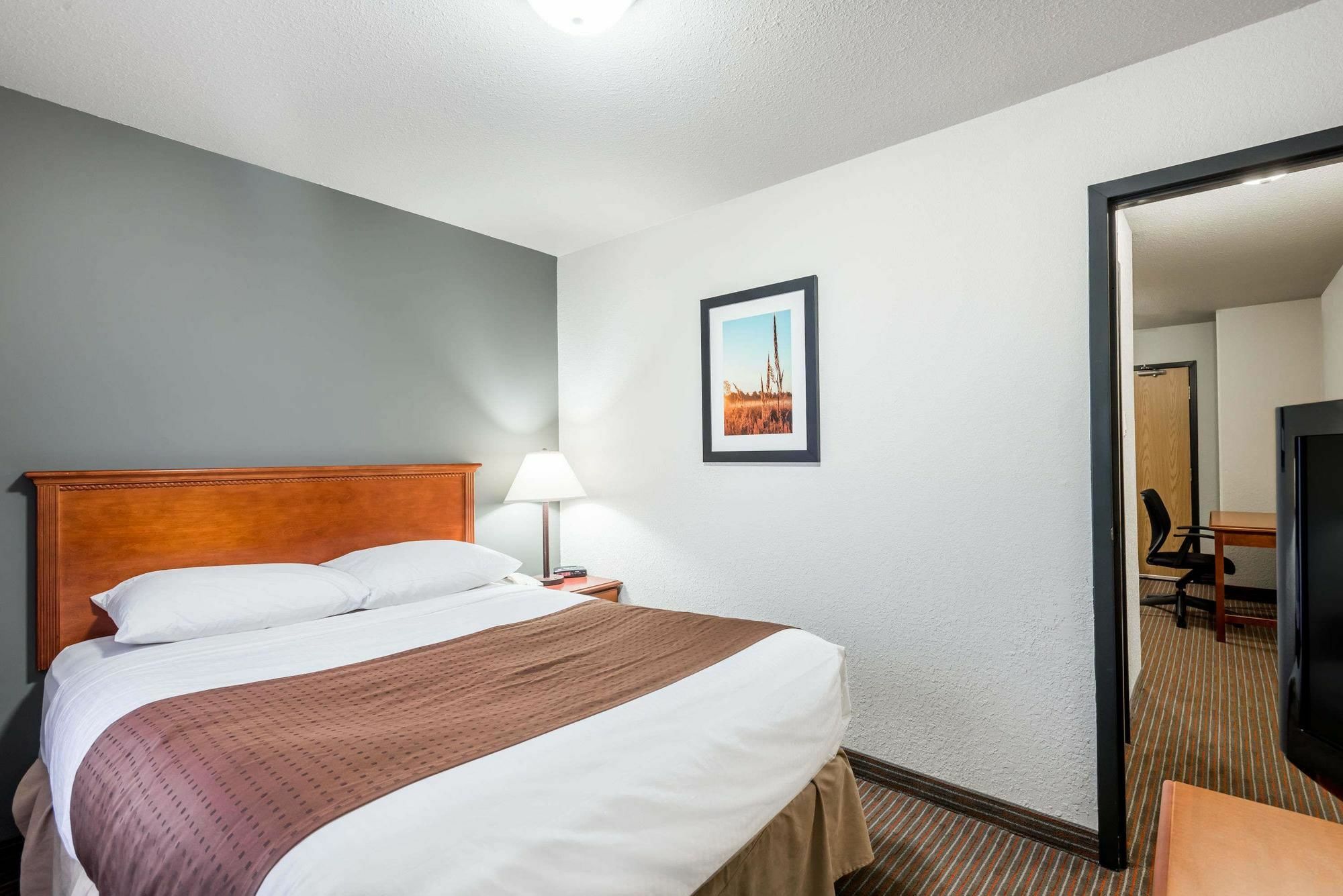 Hotel Super 8 By Wyndham Grande Prairie Esterno foto
