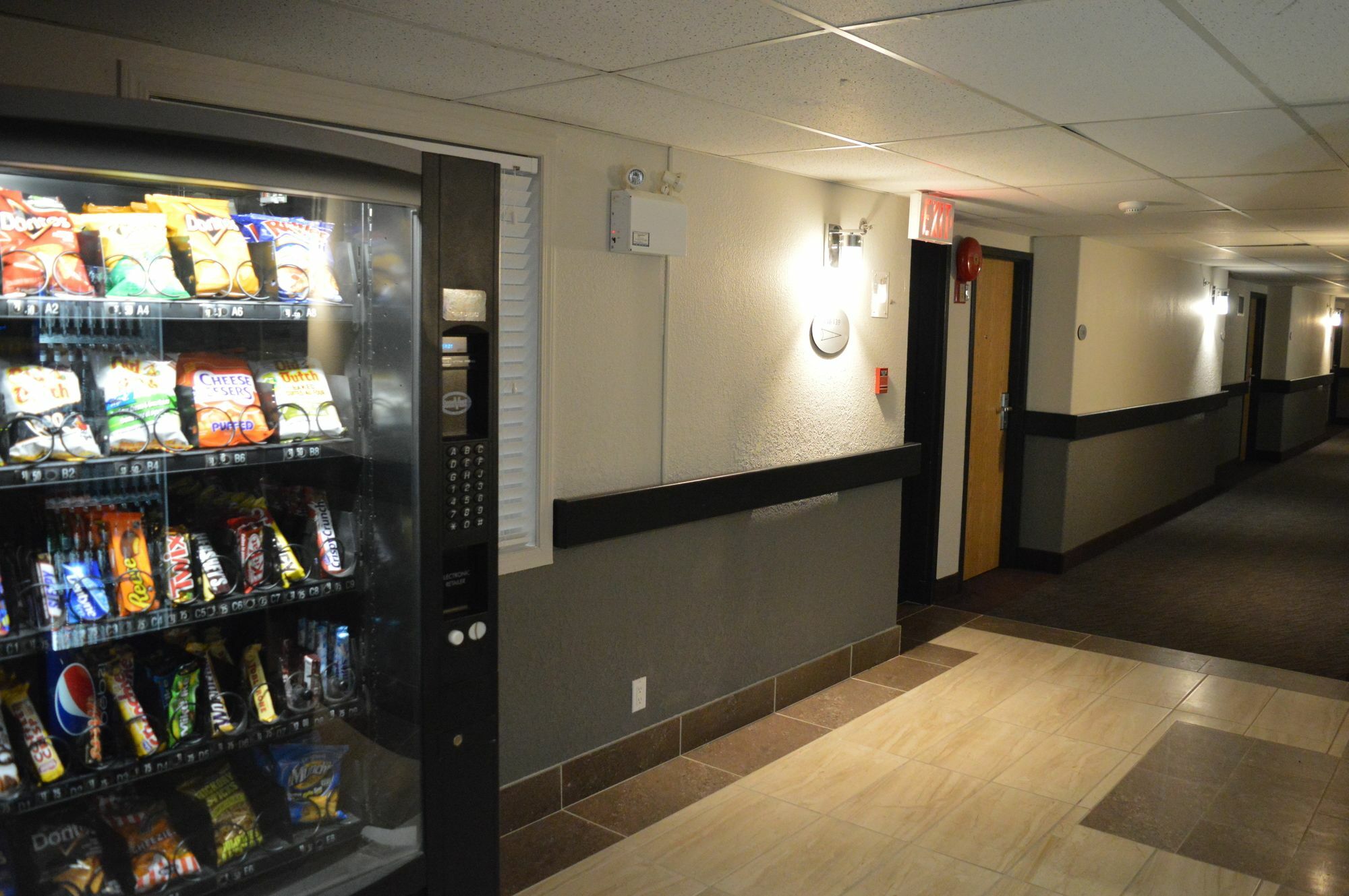 Hotel Super 8 By Wyndham Grande Prairie Esterno foto